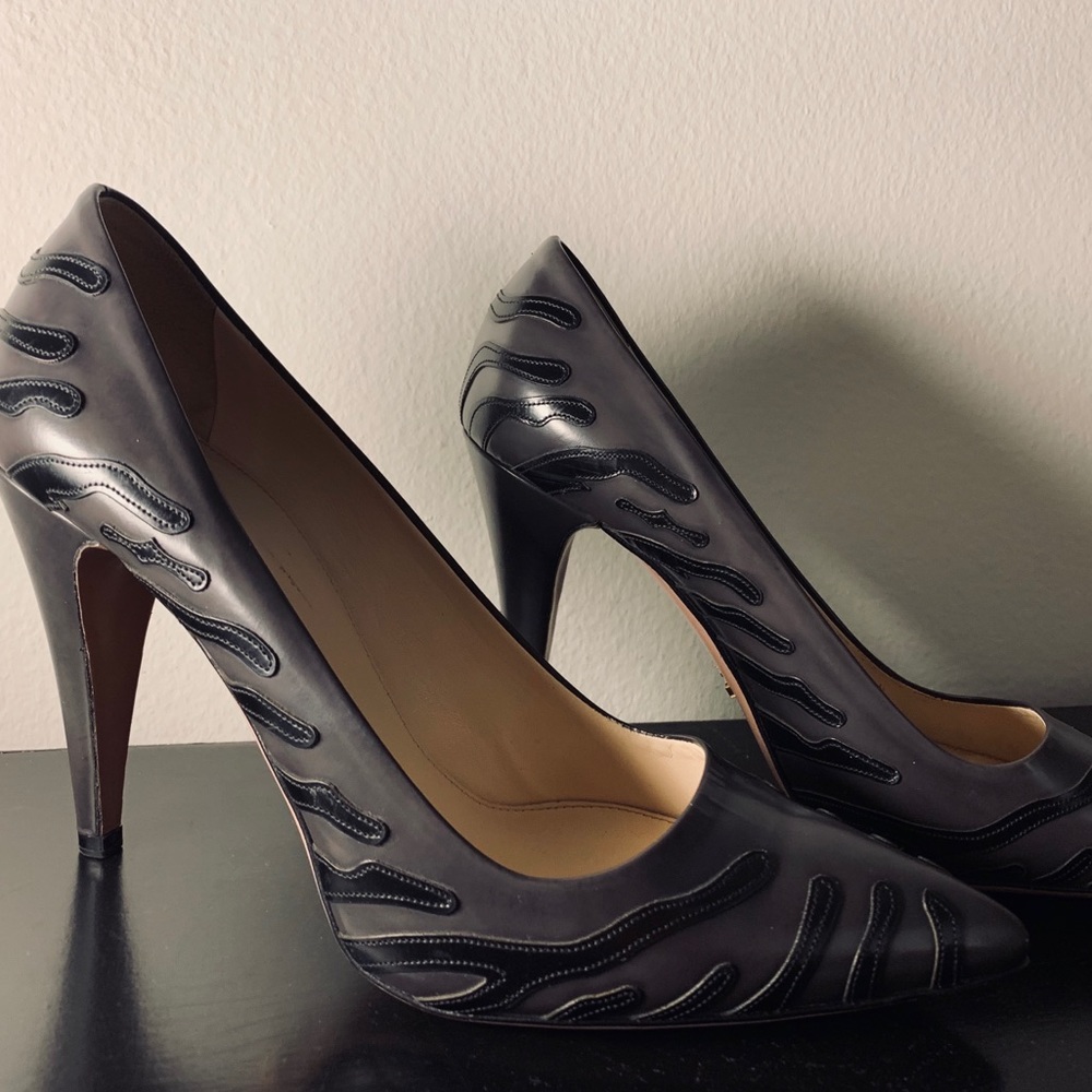 Gray and black Prada pumps (size 38.5)